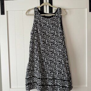 This is a Vineyard Vines Cisco Swing Dress in black and white with an all-over p